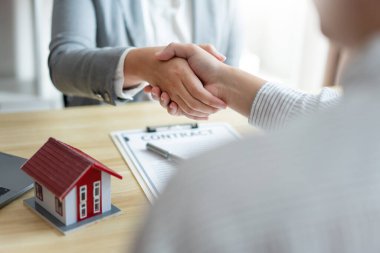 Sigorta konsepti. Emlakçı müşterisiyle mükemmel bir emlak anlaşması yapıyor..
