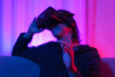 Metaverse teknoloji konsepti, VR gözlükleri tutan ve metaevren deneyimini işaret eden adam..