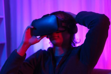 Metaverse teknoloji konsepti, VR gözlüklü adam ve metaevrende eğlenceli surround fütüristik..