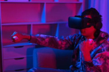 Metaverse teknoloji konsepti, insan VR gözlük takar ve sanal dünyada boks oynamak için eğlenir..