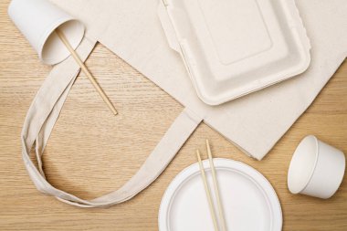 Çevre dostu kavram, ahşap arka planda yiyecek kabı olan eko çanta..