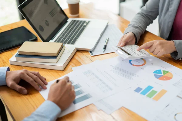 İş görüşmesi konsepti. Kadın komisyoncu, emlak sayısını tahmin ediyor ve erkek komisyoncuyla kontrol ediyor..