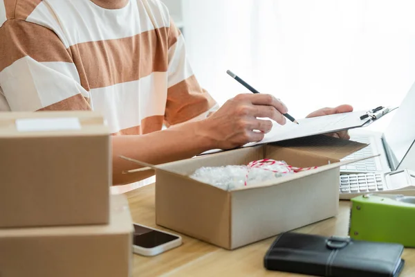 Online Shopping Konzept Der Verkäufer Schreibt Einen Produktbericht Und Überprüft — Stockfoto