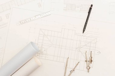 Mimari konseptin modeli, çizim araçlarının üst görünümü ve plan üzerine mühendis çizimi.