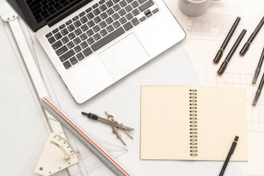 Mimari konseptin modeli, proje ve beyaz arkaplan çizimi üzerine çizim aracı.