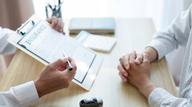 Otomobil satıcısının müşterisinin sözleşmesini vurguladığı sigorta konsepti.