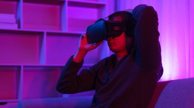 Metaverse teknoloji konsepti, VR gözlüklü adam ve metaevrende eğlenceli surround fütüristik..