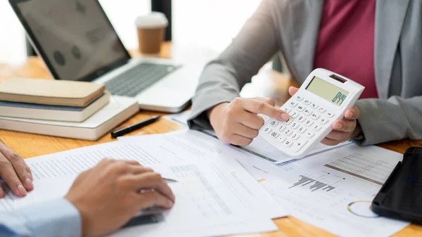 Konsep Negosiasi Bisnis Makelar Perempuan Memperkirakan Jumlah Harta Benda Dan — Stok Foto