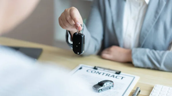 保险概念汽车经销商在向客户展示汽车钥匙的同时解释汽车的状况 — 图库照片