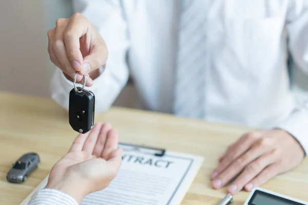 客户在完成汽车采购合同后收到汽车钥匙的保险概念 — 图库照片