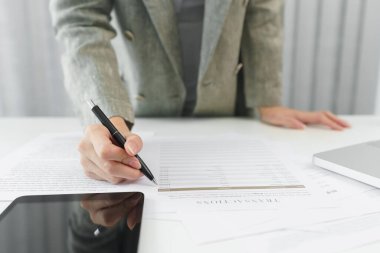 Güvenilir kadın konsepti, İş kadını iş stratejisini analiz etmek için bilgileri kontrol ediyor.