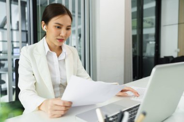 Kendine güvenen kadın konsepti, iş kadını iş dünyasının karını hesaplamak için finansal belgeyi okuyor.
