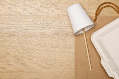 Çevre dostu konsept, teslimat yiyecek kabı ve kağıt poşet pipetli kutu ve kupadan oluşur.