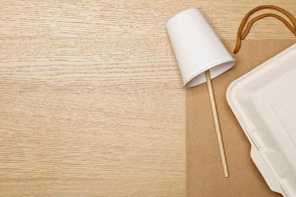 Çevre dostu konsept, teslimat yiyecek kabı ve kağıt poşet pipetli kutu ve kupadan oluşur.