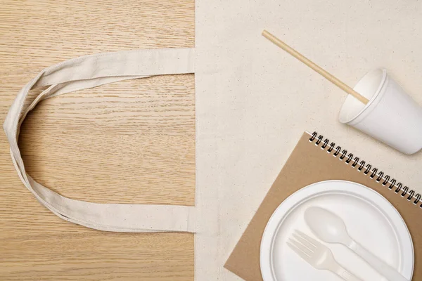 Çevre dostu kavram, ahşap arka planda yiyecek kabı olan eko çanta..