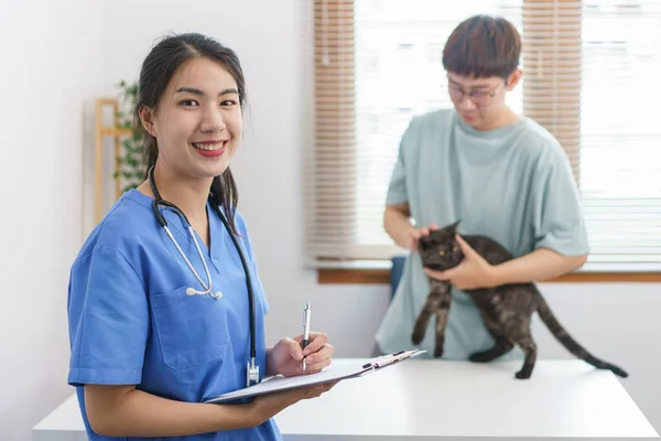 Pet Conceito Cuidados Veterinário Feminino Está Escrevendo Prescrição Área Transferência — Fotografia de Stock