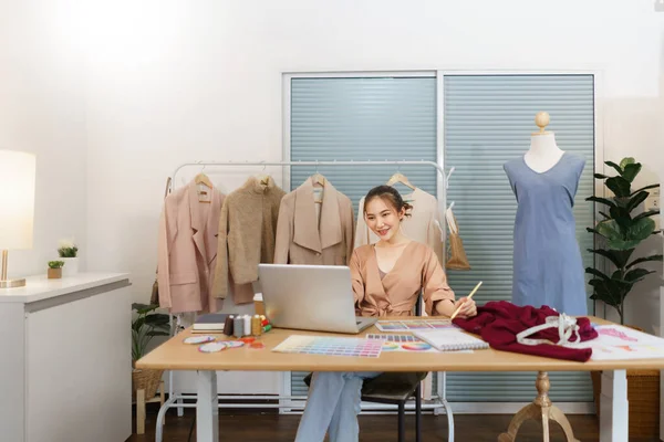 Fashion Design Concept Asian Female Designer Look Data Laptop Choose — Stock Photo, Image