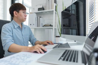 Yazılım geliştirme kavramı, uygulama ve web sitesi geliştirmek için dizüstü bilgisayarda veri yazan erkek programcı.