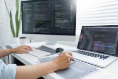 Yazılım geliştirme kavramı, web sitesi programlamasını kontrol etmek için veri koduna işaret eden erkek programcı.