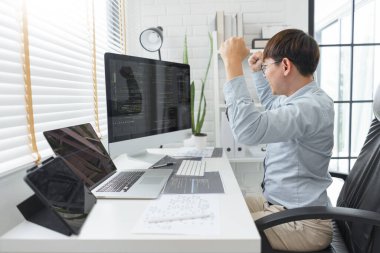 Yazılım geliştirme konsepti, erkek programcı başarılı programlardan sonra heyecanlandı ve silahlandı.