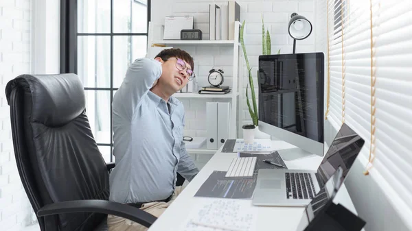 ソフトウェア開発の概念 男性プログラマーは コンピュータ上で懸命に働いた後 首の痛みを被る — ストック写真