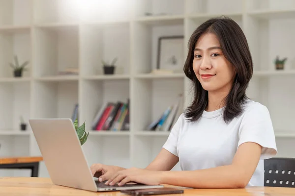 Életmód Technológia Koncepció Fiatal Ázsiai Segítségével Laptop Okostelefon Dolgozni Otthon — Stock Fotó