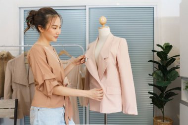 Moda tasarımı konsepti, Asyalı kadın terzi mankenin kalitesini kontrol ediyor..