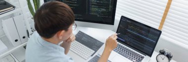 Yazılım geliştirme kavramı, erkek programcı veri kodlarını kontrol etmek için dizüstü bilgisayarı işaret ediyor.