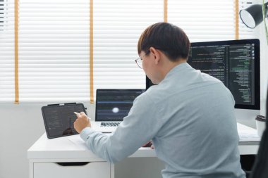 Yazılım geliştirme kavramı, tablet üzerindeki erkek programcı nokta verisi web sitesi programlamasını kontrol etmek için.