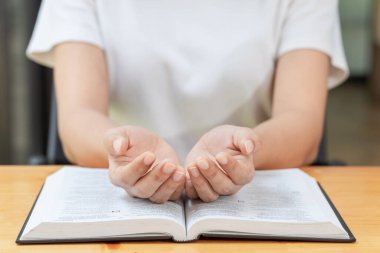 Dua ve din kavramı, kadın Hıristiyan İncil okuyor ve maneviyat ve inanç için dua ediyor..