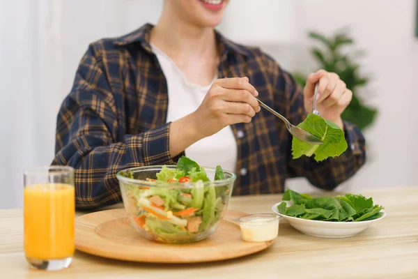 Lifestyle Wohnzimmerkonzept Junge Asiatin Schaut Auf Tablet Und Isst Gemüsesalat — Stockfoto