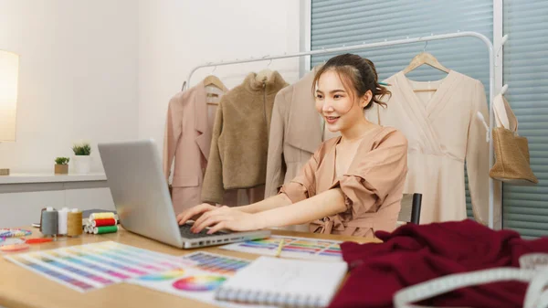 Fashion Design Concept Asian Female Designer Use Laptop Searching Data — Stock Photo, Image