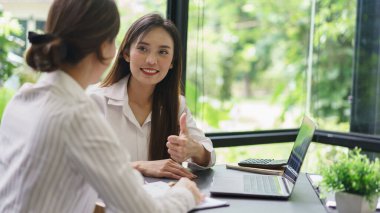 İş arkadaşı konsepti, iş kadınları başarılı bir projeden sonra meslektaşlarına büyük jest yapıyor.