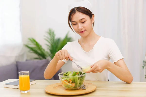 Lifestyle Wohnzimmerkonzept Junge Asiatin Mixt Gemüsesalat Mit Salatdressing — Stockfoto