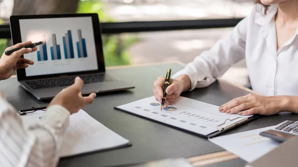 Medewerker Business Concept Zakenvrouw Lezen Grafiek Financieel Aan Het Bespreken — Stockfoto