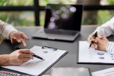 İş arkadaşı konsepti, iş kadını ofiste iş projesini tartışıyor..