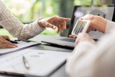 İş arkadaşı konsepti, iş kadını projeyi birlikte tartışmanın finansal tablosunu gösteriyor.