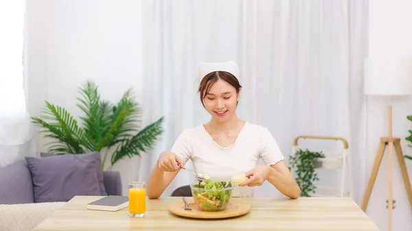 Lifestyle Wohnzimmerkonzept Asiatin Löffelt Salatdressing Salatschüssel — Stockfoto