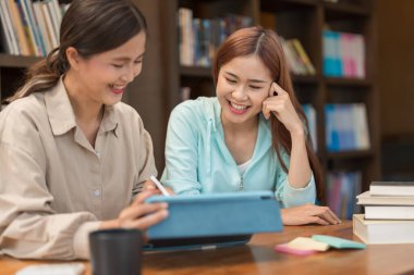 Eğitim konsepti, tablette matematik sınavına işaret eden ve öğrencilere matematik dersi veren kadın öğretmen..