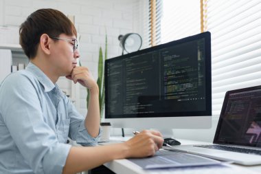 Yazılım geliştirme kavramı, erkek programcı web sitesini geliştirmek için veri kodunu okudu. 