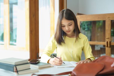 Eğitim ve okur yazarlık kavramı, kolej öğrencisi kız telefonu konferans dinlemek ve not almak için kullanır..