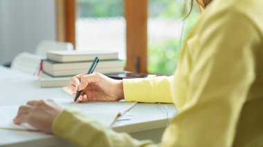 Eğitim ve okur yazarlık kavramı, kolej öğrencisi kız telefonu konferans dinlemek ve not almak için kullanır..