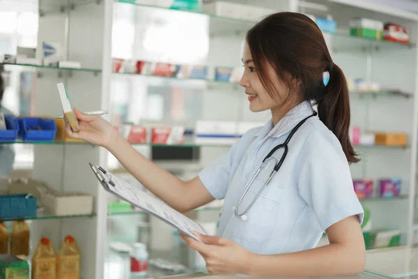 Medicine Health Concept Female Pharmacist Holding Medicine Box Prescription Pharmacy — Zdjęcie stockowe