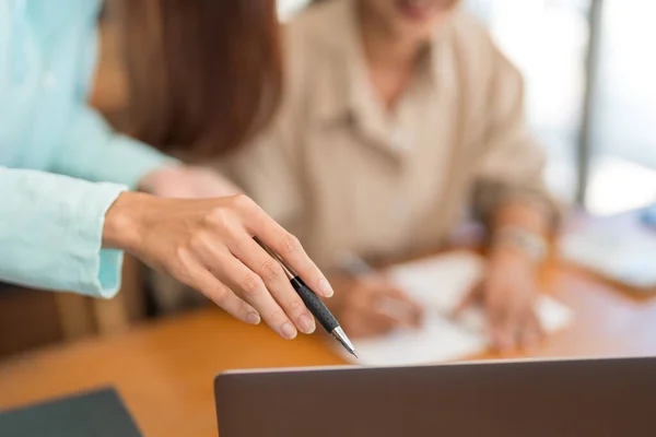 Concepto Educación Chica Adolescente Señalando Ordenador Portátil Para Hacer Tutor — Foto de Stock