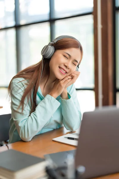 College Education Concept Teenage Girl Listening Music Relaxation Study Tutorial — Fotografia de Stock