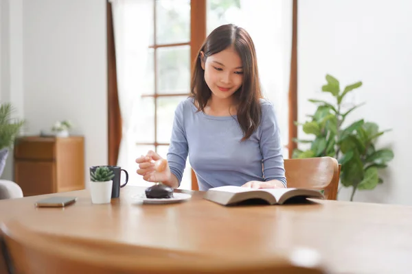 Work Home Concept Business Women Reading Book Eating Dessert Relax — Stockfoto