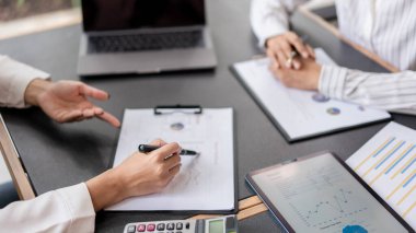 İş arkadaşı konsepti, iş kadını ofiste iş projesini tartışıyor..