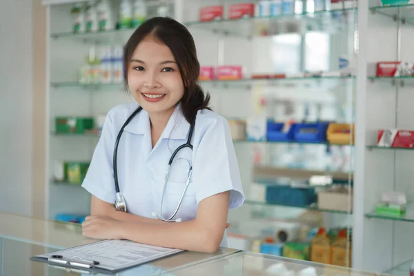 Medicine Health Concept Female Pharmacist Stand Crossed Arms Front Medicine — Stock fotografie