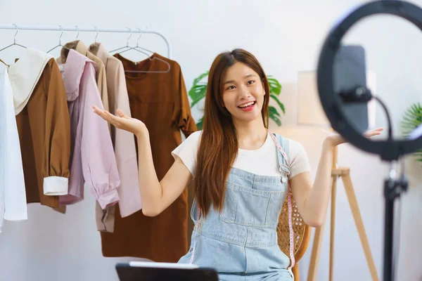 Online Shopping Concept Young Asian Women Gesturing Present Clothing Fashion — Stock Photo, Image