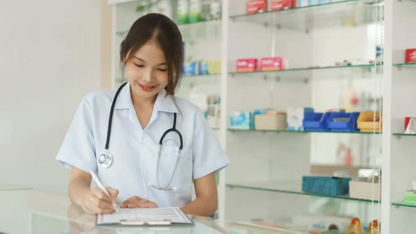 Medicine Health Concept Female Pharmacist Writing Prescription Side Effect Document — Foto Stock